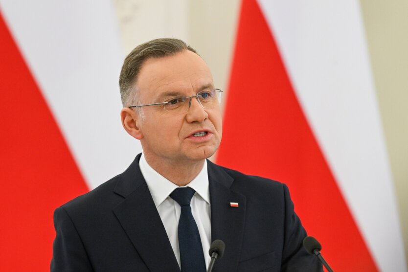 Duda at tables and logos of the European Union