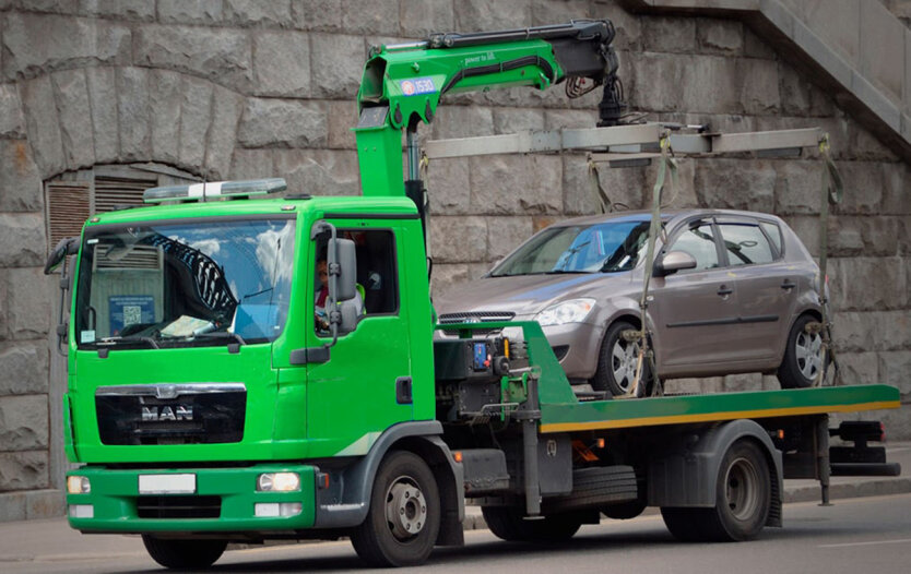 Evacuation of a car in the yard of a building