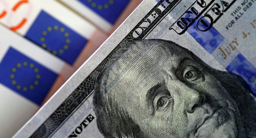 Евро уже по 50 гривен: украинцам назвали предел до конца года