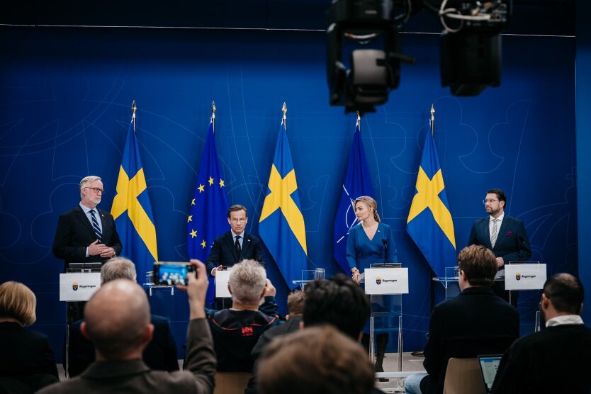 Шведський військовий планер з прапором Швеції