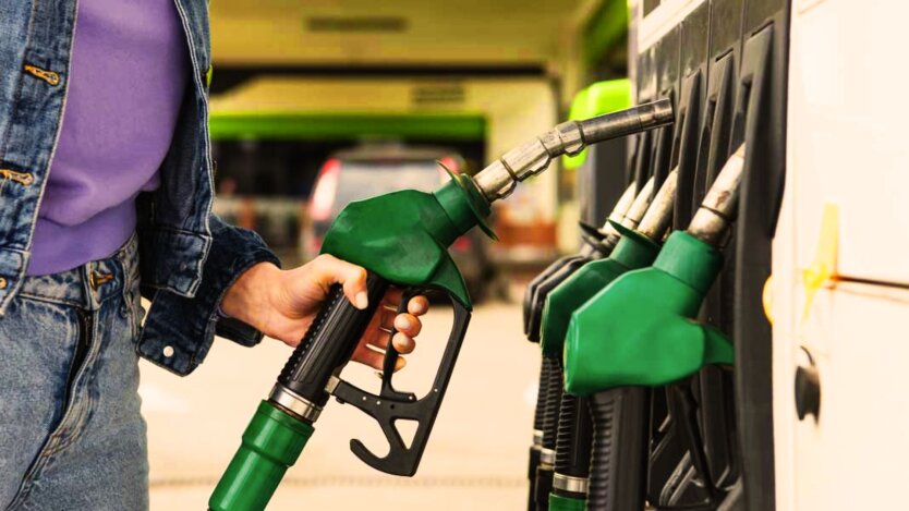 Gasoline at 65 hryvnias and higher: expert warns drivers about price jump