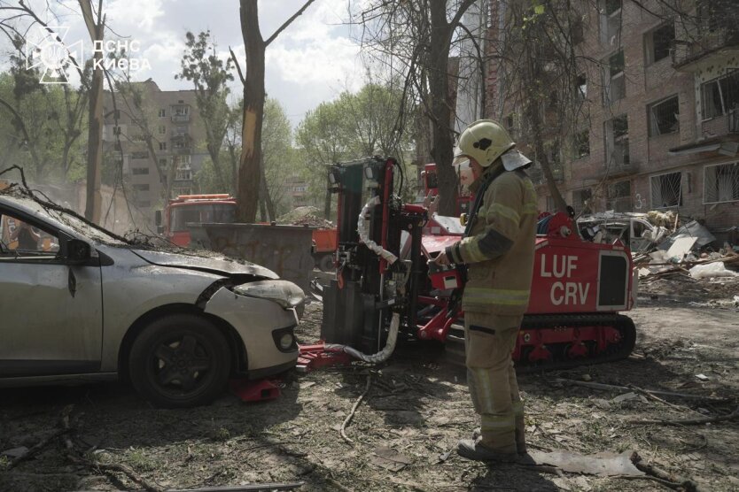 Missile near a building in Kyiv