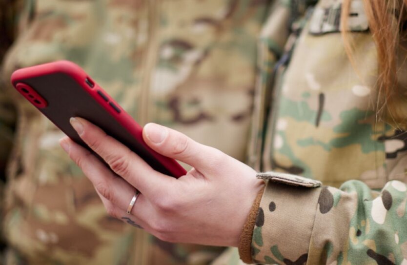 Servicemen, taken with weapons, undergo a special online marriage ceremony through Diia: details