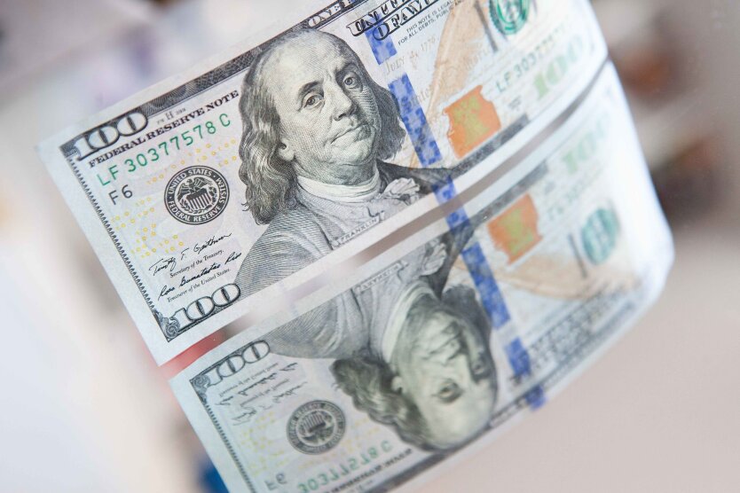 Ukrainians are advised on how to identify counterfeits when exchanging dollars