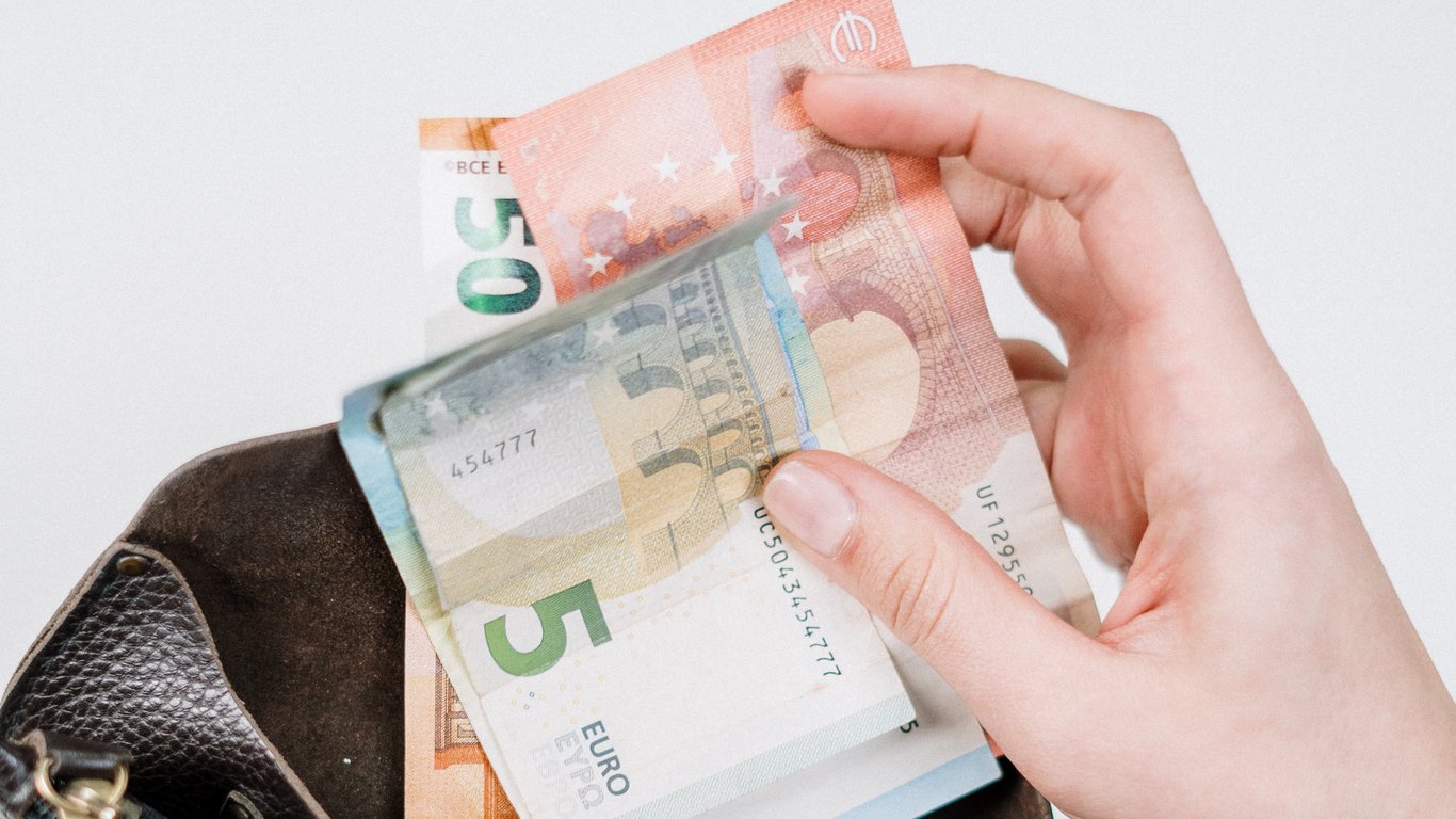 Global trend - what Ukrainians should know about the euro exchange rate in July