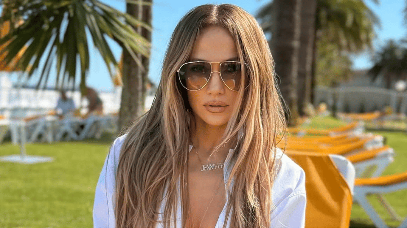 Jennifer Lopez w wieku 55 lat zdumiewa figurą w kostiumie kąpielowym — zdjęcia
