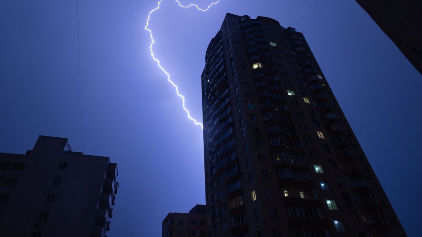Grad, burze i deszcze — meteorolodzy ostrzegają przed złymi warunkami pogodowymi we Lwowie