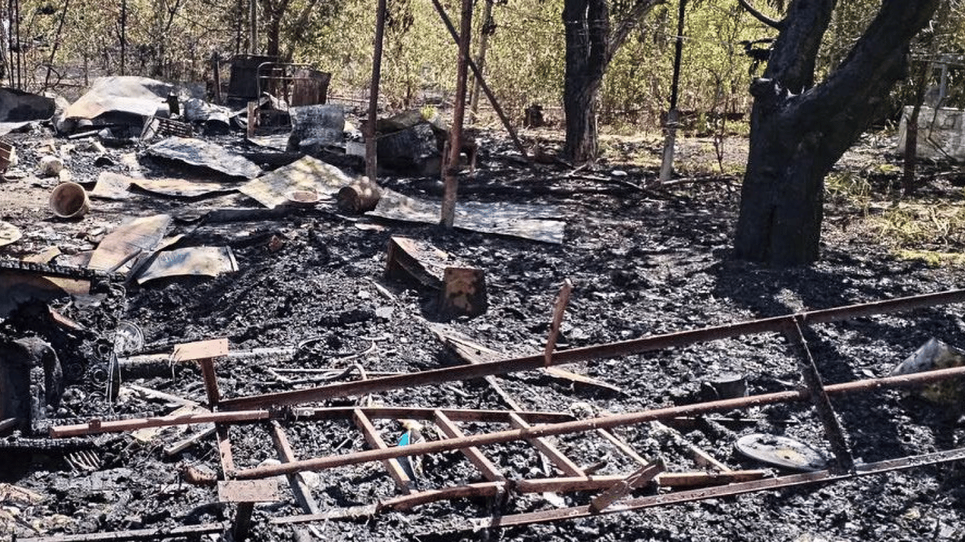 Brand in der Region Odesa - verlassene Gebäude und trockenes Gras brannten