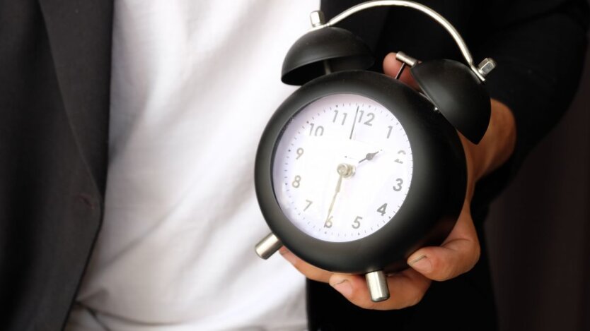 Clock without hour hand