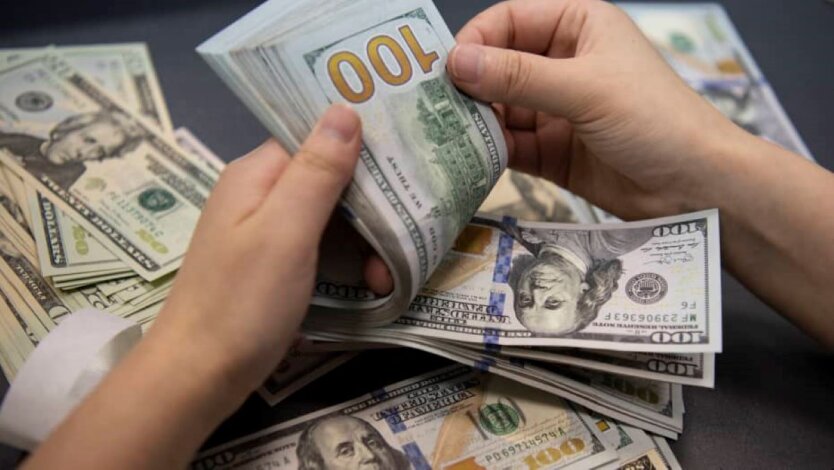 Touching all when trying to exchange 100 dollars: Ukrainians warned about possible problems