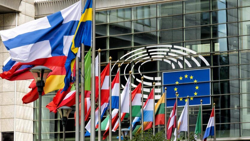 Flags of the EU and Ukraine against the backdrop of Brussels
